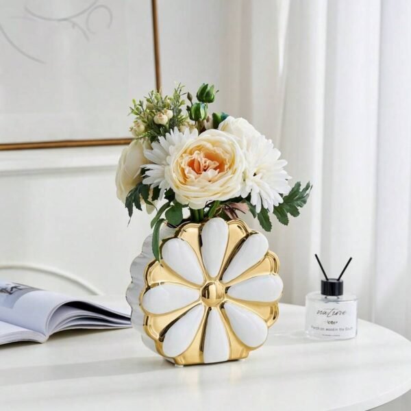 Vase Blanc en Céramique de Haute Qualité – Forme de Pétales Élégante