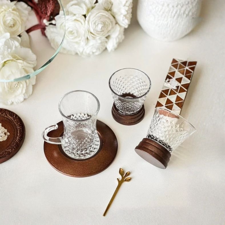 Service de 12 verres à thé – 6 tasses à thé et 6 mini-verres avec bases en bois encastrées – Motif diamanté