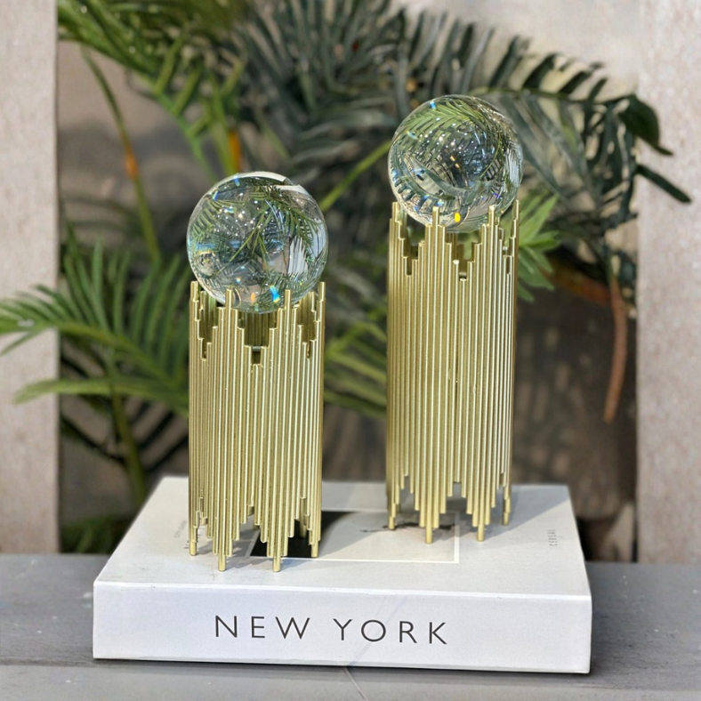 Set de 2 Boules de Cristal Transparentes avec Support Métallique – Style Nordique et Élégant