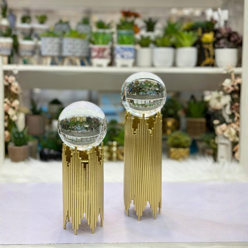 Set de 2 Boules de Cristal Transparentes avec Support Métallique – Style Nordique et Élégant – Image 2