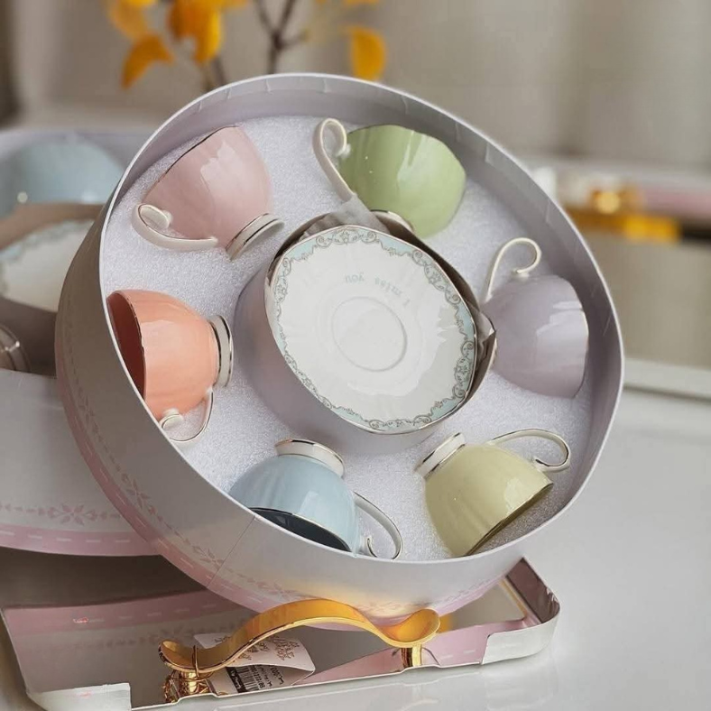 Service à Café Turc en Porcelaine Multicolore 12 Pièces – Design Élégant Pastel avec Finition Dorée