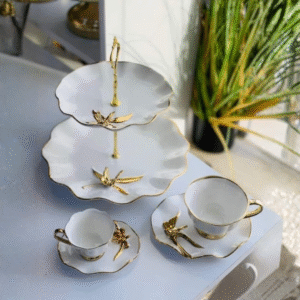 Service à Café 32 Pièces en Porcelaine – Détails Fleur Dorée
