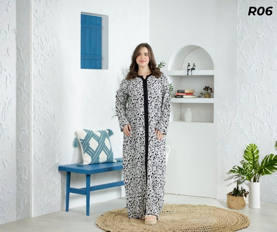 Robe Longue Fibrane Arabesques Noir et Blanc – Galon Noir Élégant | R06