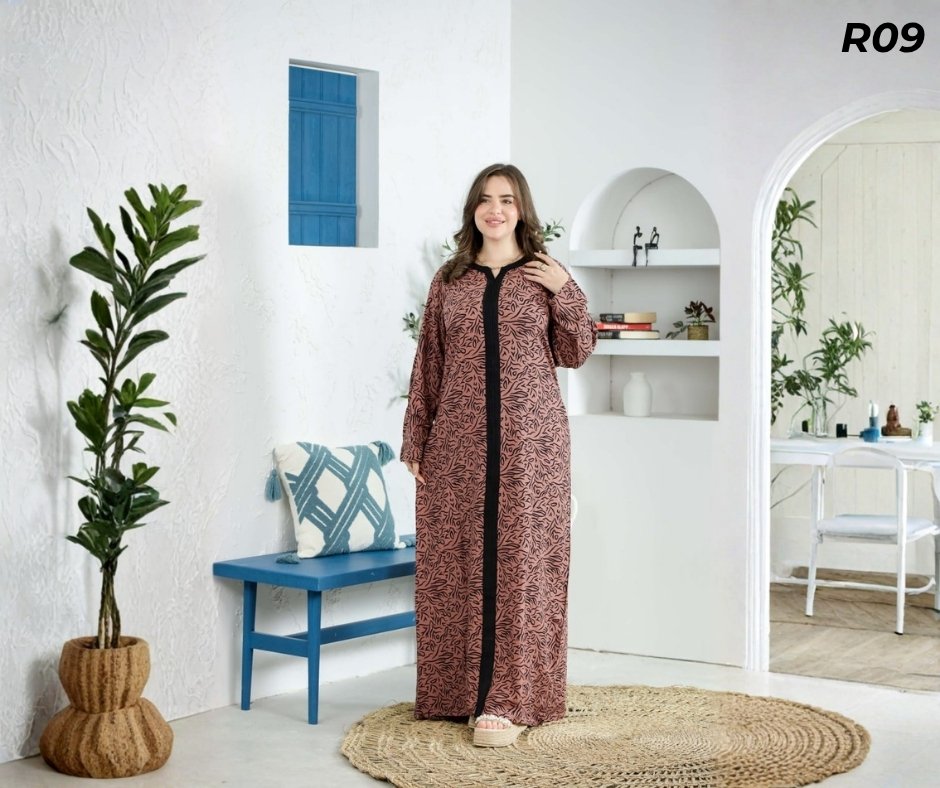 Robe Longue Fibrane Zébrures Abstraites Rose Poudré – Galon Noir | R09