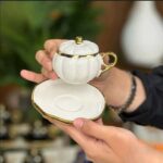 Service à Café en Porcelaine Blanche Dorée – 18 Pièces avec Couvercles et Sous-Tasses – Image 3