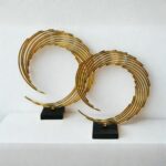 Ensemble de 2 Sculptures Décoratives Dorées sur Socle Métallique