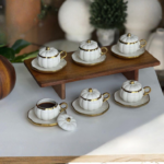 Service à Café en Porcelaine Blanche Dorée – 18 Pièces avec Couvercles et Sous-Tasses
