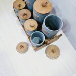 Set 7 Pots en Céramique avec Support en Bois – Gris – Image 2