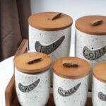 Set 7 Pots en Céramique Mouchetée avec Support en Bambou – Blanc – Image 3