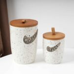 Set 7 Pots en Céramique Mouchetée avec Support en Bambou – Blanc – Image 4