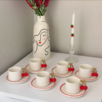 Service à Café Expresso en Porcelaine Blanche et Anses Cerises 3D – 12 Pièces